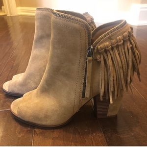 I’m selling these Dolce Vita heels